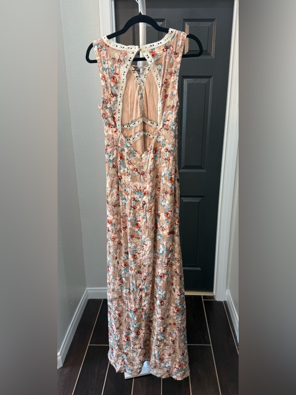 Lulu's Floral lace -Trim Maxi Dress in Blush and Teal - Picture 3 of 9